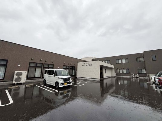 雨の日の施設外観