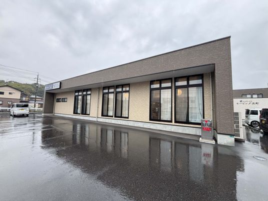 落ち着いた建物外観