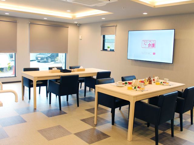 明るい会議室 会議室 窓から自然光が差し込む会議室では、快適に会議を進められます。テーブルの上には資料が整然と置かれています。