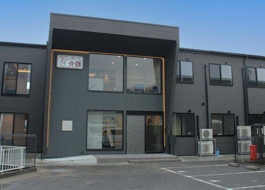 黒い外観の建物
