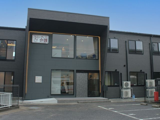 黒い外観の建物 外観 モダンなデザインを採用した建物の外観です。大きな窓からは室内への光がしっかりと差し込みます。