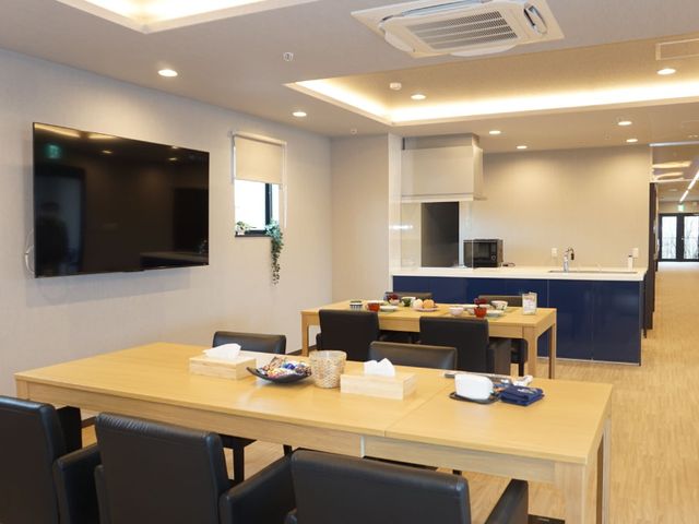 広々としたダイニングルーム ダイニングルーム 広々としたダイニングルームでは、生き生きとした雰囲気の中でゆったりと過ごせます。天井の照明が明るく、快適な空間が広がっています。