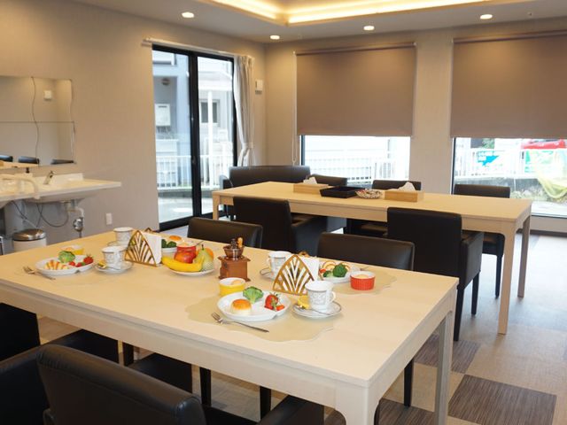 明るい食堂 食堂 窓から自然光が差し込む明るい空間です。食事を楽しみながらリラックスできる設計になっています。