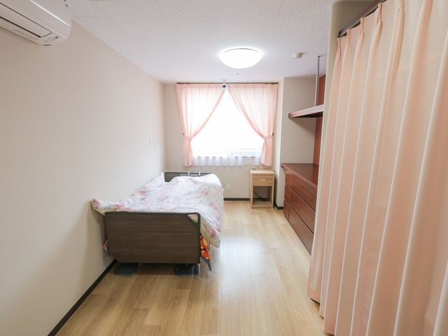 居室の清潔な空間 居室 ぬくもりを感じる居室です。個々の生活スタイルに合わせた家具配置が可能です。