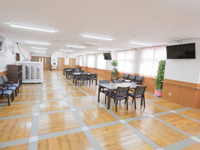 ゆったりとしたダイニングルーム ダイニングルーム ゆったりとした食事の空間です。窓からは自然光が差し込み、明るく開放的な雰囲気を演出しています。