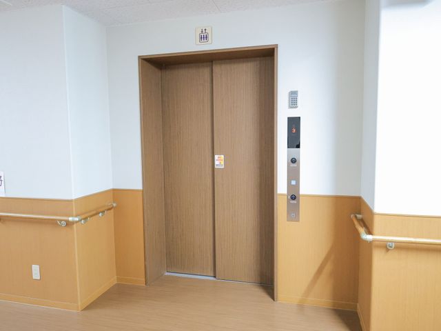 広々としたエレベーターホール エレベーター 手すりと共にゆったりとした造りのエレベーターホールです。移動も安心でご高齢の方も安全にご利用いただけます。