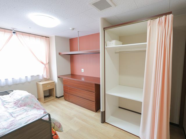 快適な居室 居室 ゆとりある居室には、必要な家具が整い、プライバシーに配慮したカーテンもあります。明るく落ち着いた雰囲気で、快適に過ごせる空間です。
