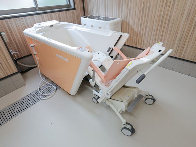 ゆとりのある浴室設備 浴室 床に余裕を持たせた清潔な浴室です。リフト浴槽を備え、安全にご入浴いただけます。