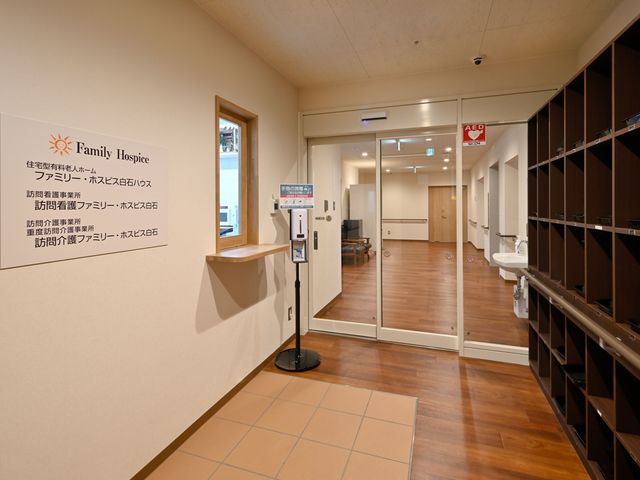 明るく清潔なエントランス エントランス 快適な空間を提供するエントランスで、お仕事を始めてみませんか？