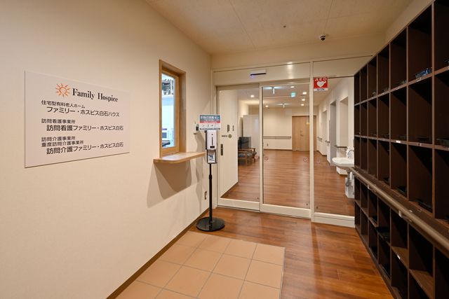 明るく清潔なエントランス エントランス 快適な空間を提供するエントランスで、お仕事を始めてみませんか？