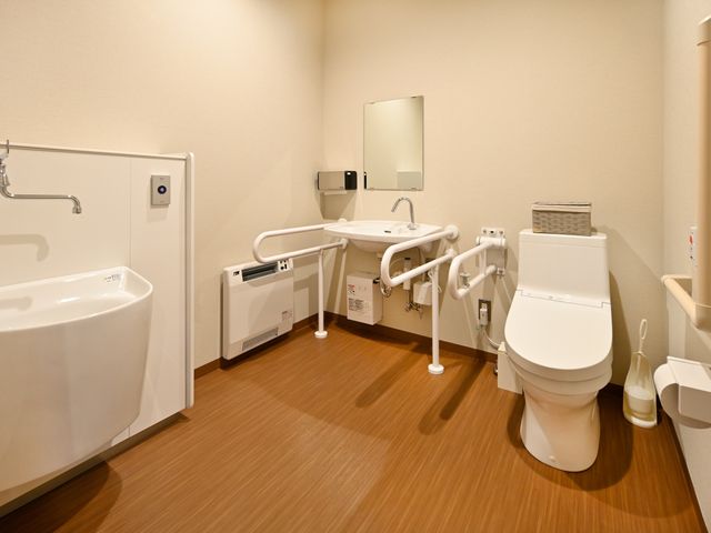 手すり付きバスルーム 浴室 利便性と安全性を備えたトイレ空間のお手入れを通して、入居者の方々の日常を支えませんか。