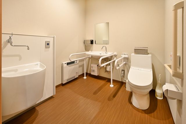 手すり付きバスルーム 浴室 利便性と安全性を備えたトイレ空間のお手入れを通して、入居者の方々の日常を支えませんか。