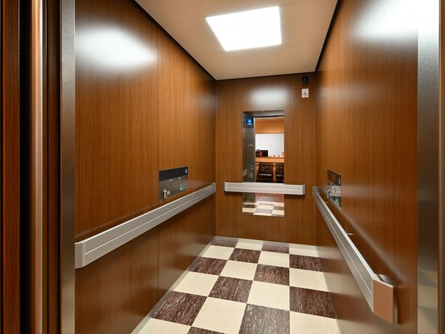 快適なエレベーターの内観 エレベーター 当施設のエレベーターは清潔感があり、利用者さまにとっても働くスタッフにとっても快適な環境です。