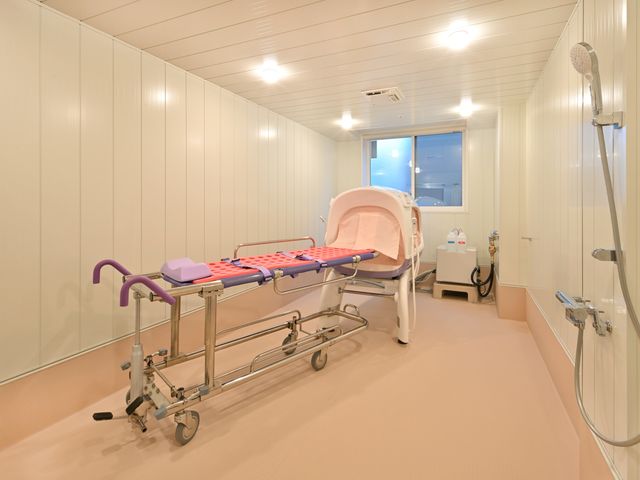 整備された介護浴室 浴室 清潔で広々とした浴室で、利用者様の心地よい入浴サポートを行ってください。専門性を活かしたやりがいのある職場です。