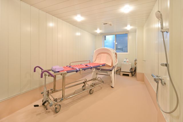 整備された介護浴室 浴室 清潔で広々とした浴室で、利用者様の心地よい入浴サポートを行ってください。専門性を活かしたやりがいのある職場です。