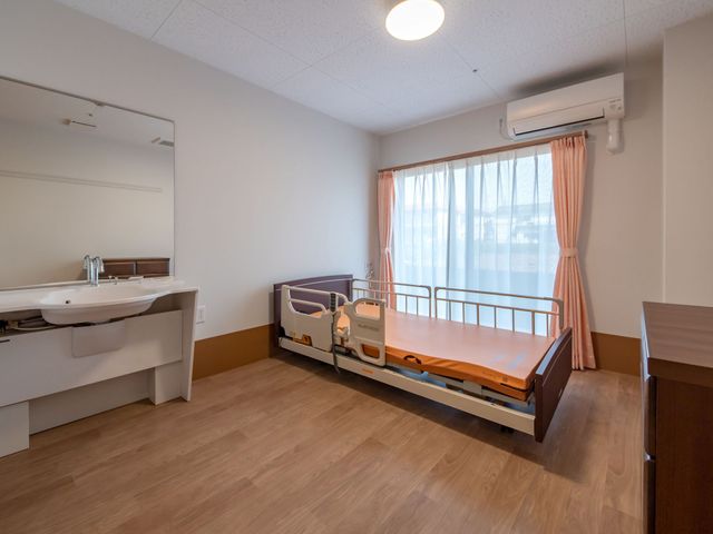 明るい個室の居室 居室 光が差し込む個室で、快適な空間づくりがされています。設備が整った居室です。