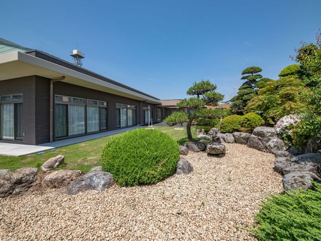 緑豊かな庭園 庭 美しい庭園が広がり、四季折々の自然を感じることができます。リラックスした時間を過ごしやすい場所です。