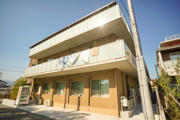 明るい外観の建物