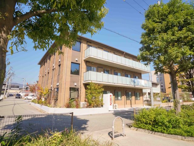 明るい日差しの外観 外観 落ち着いた色合いの建物が、周りの自然と調和しています。通りに面してアクセスも良好で、温かみを感じさせる設計となっております。