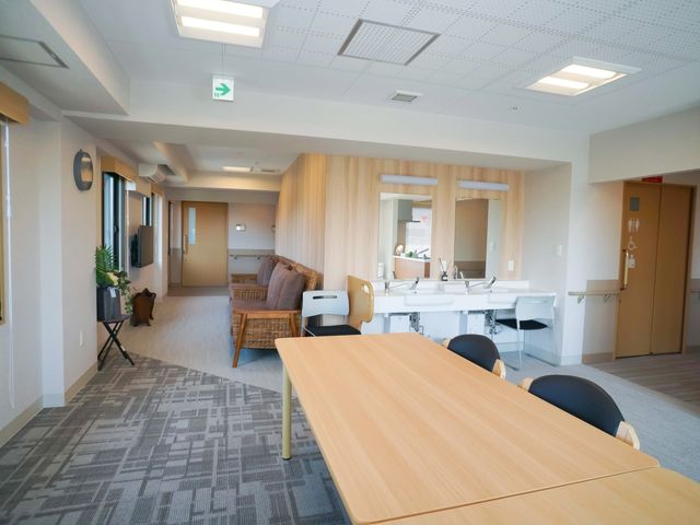 きれいな居室の内観 内観 広々とした居室は、日差しも豊かでリラックスできる雰囲気です。使い勝手の良い家具が配置され、快適にお過ごしいただける空間となっています。