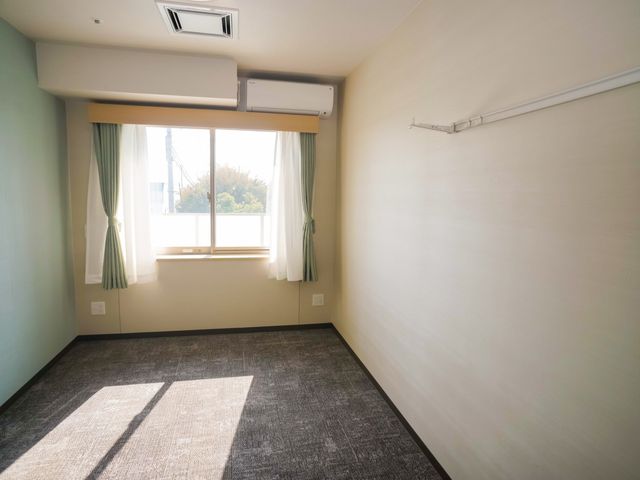 明るい照明の空の居室 居室 日差しの入る居室は、シンプルで広々としており、自分好みのアレンジが可能です。窓からは穏やかな光が差し込み、快適な時間をお過ごしいただけます。