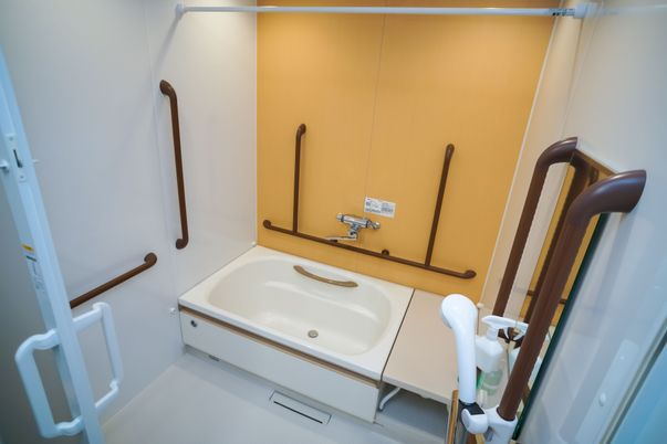 バリアフリー設計の浴室