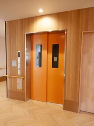 施設の明るいエレベーター