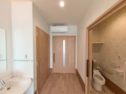 洗面所とトイレのある廊下
