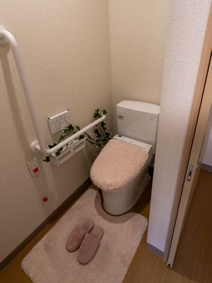 手すり完備のトイレ施設