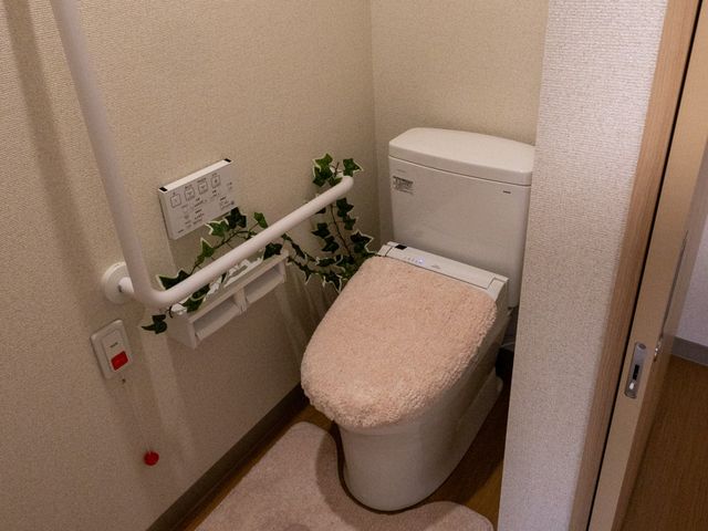 手すり完備のトイレ施設 トイレ 快適で安全を考慮したトイレ環境の整備に携わっていただける職場です。