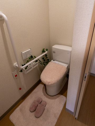 手すり完備のトイレ施設 トイレ 快適で安全を考慮したトイレ環境の整備に携わっていただける職場です。