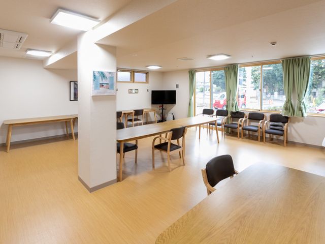 広々とした共用スペースの居室 ラウンジ 快適な職場環境を提供する広くて明るい共用スペースでのお仕事です。