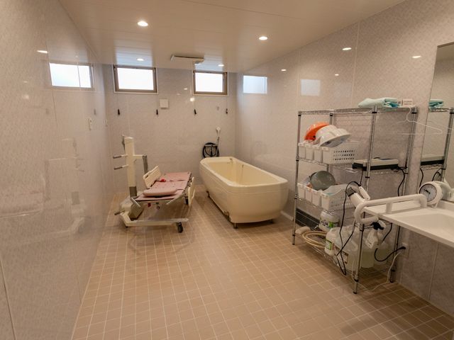 整備された清潔な浴室 浴室 清潔で広々とした浴室で、利用者様の安全と快適な入浴をサポートしています。