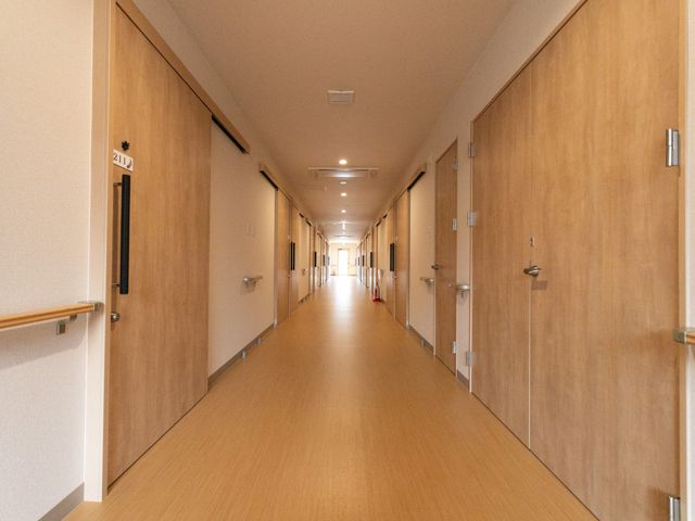 ケア施設の廊下 廊下 ゆったりとした空間の廊下は、スタッフが利用者様をケアするための快適な動線を提供しています。