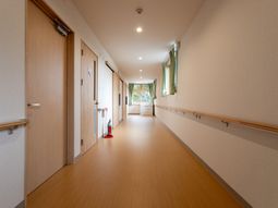 清潔感ある通路の風景