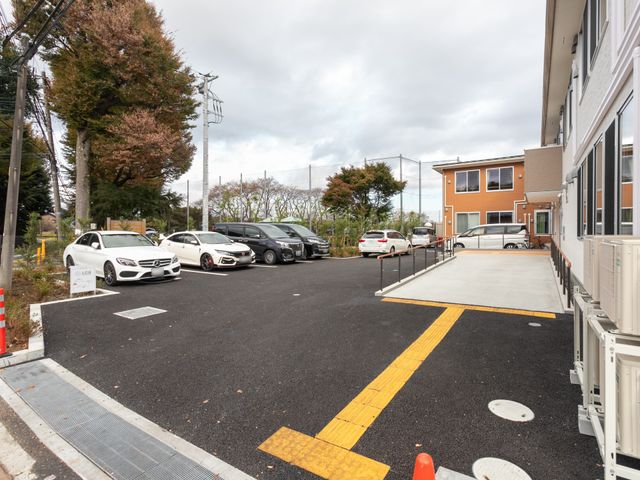 手入れされた駐車場と施設 エントランス 整備された駐車場があるアクセス便利な施設です。働きやすさを考えた職場環境をご提供。