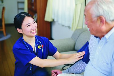 笑顔のスタッフと利用者