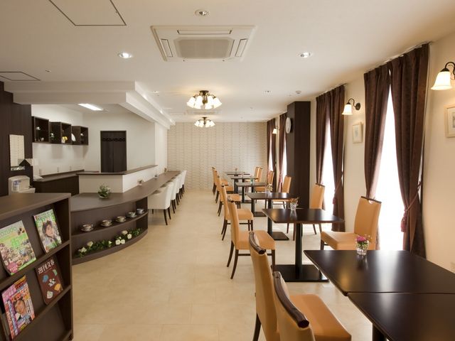 働くダイニングルームの風景 ダイニングルーム おしゃれで清潔なダイニングルームの環境で、ご入居者様のサポートを行う仕事です。