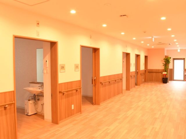 職場となる廊下です 廊下 清潔感があり、ゆとりのある廊下があなたの職場です。安心して働ける環境が整っています。