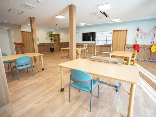 広々とした明るい空間 内観 広々とした空間で、自然光が差し込む快適な環境です。テーブルスペースが多く、活動しやすいです。