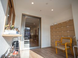 明るい入口の休憩室