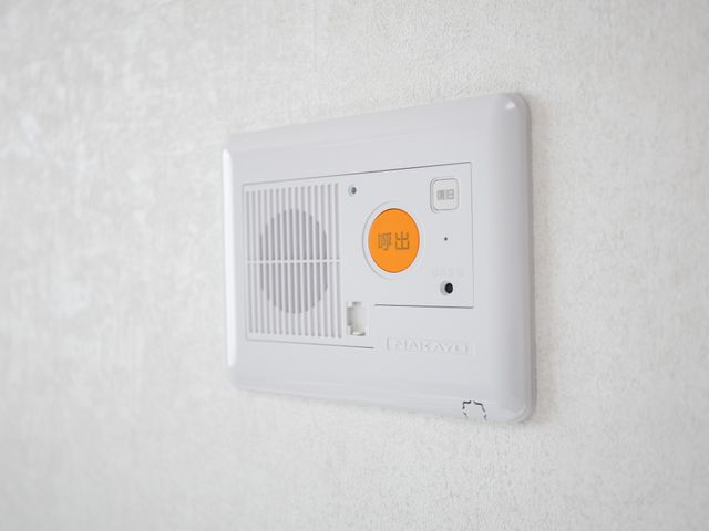 スタッフイメージ 呼び出しボタン スタッフが利用する安全確認用の機器です。緊急時には迅速な連携が求められます。