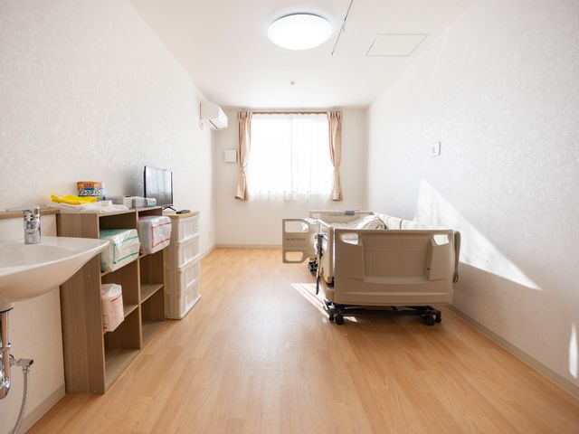 広々とした居室 居室 優しい日差しが差し込む広々とした居室です。ベッドや収納スペースがゆったりと配置されています。