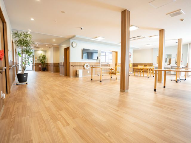 広々とした共有空間 ラウンジ 自然光がたっぷり入る広々とした空間で、くつろぎや交流の場に最適です。