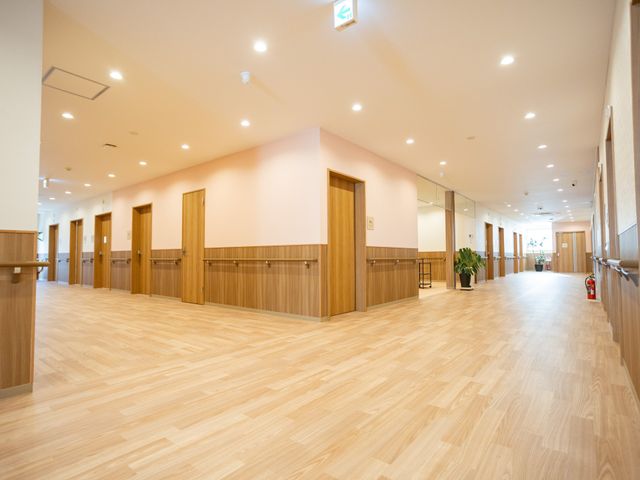 広い廊下 廊下 広々とした明るい廊下で、移動がしやすく安全が考慮されています。手すりが設置されており、安心して歩行が可能です。