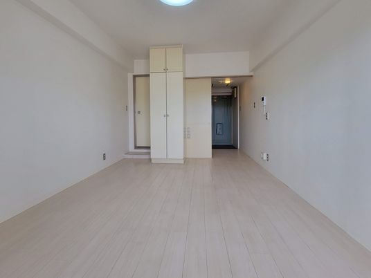 空の部屋と窓の景観