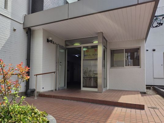 スタッフが迎えるエントランス