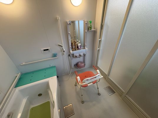 座れる洗い場の浴室