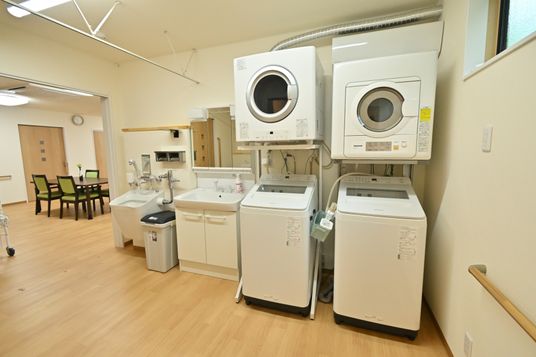 洗濯機と洗面台のある空間