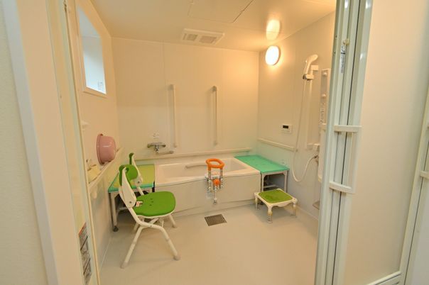 バリアフリー設計の浴室